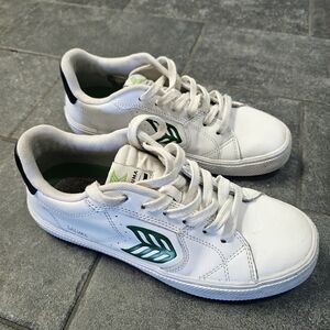 Cariuma Salvas white leather